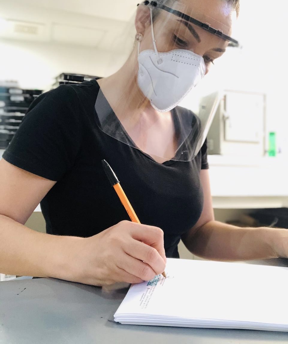 Dra. Rosa María Pérez Gómez revisando resultados en el laboratorio